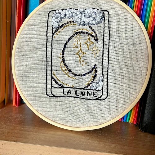 Tambour brodé à la main – carte de tarot "la lune" (15 cm)