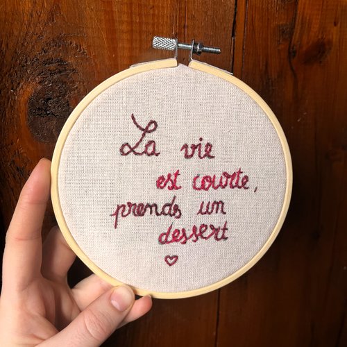 Tambour brodé à la main – citation gourmande (13 cm)