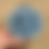 Tambour brodé à la main – abstrait perlé sur fond bleu (10 cm)