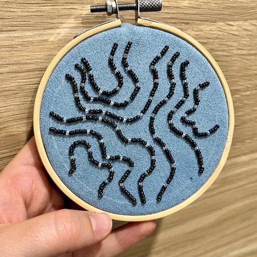 Tambour brodé à la main – abstrait perlé sur fond bleu (10 cm)