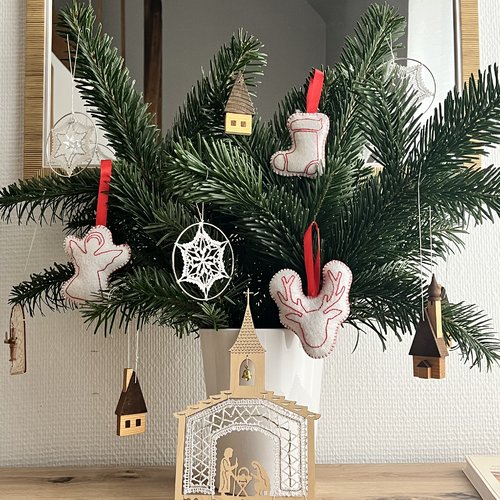 Suspensions de noël brodées à la main