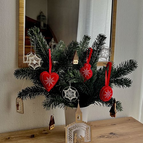 Suspensions de noël brodées à la main