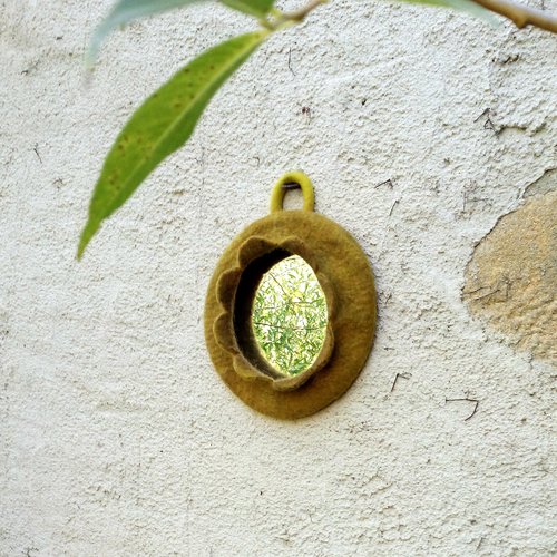 Miroir en laine feutrée jaune