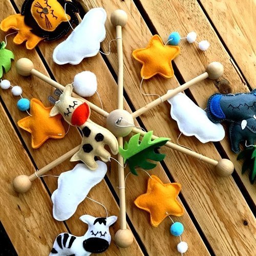 Mobile bébé animaux de la savane" suspension de berceau", déco chambre bébé,nuages, étoiles et pompons