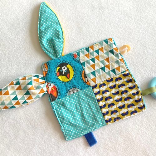 Doudou plat lapin sensoriel, lapin grandes oreilles, oreilles toucher sensoriel, anneau de dentition, doudou plat étiquette