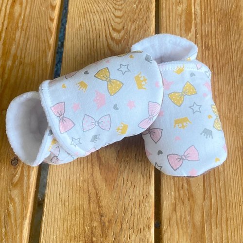 Chaussons souples bebe en coton et semelle antiderapante en suédine, motifs noeuds roses et jaune doublés en polaire, chaussons de portage