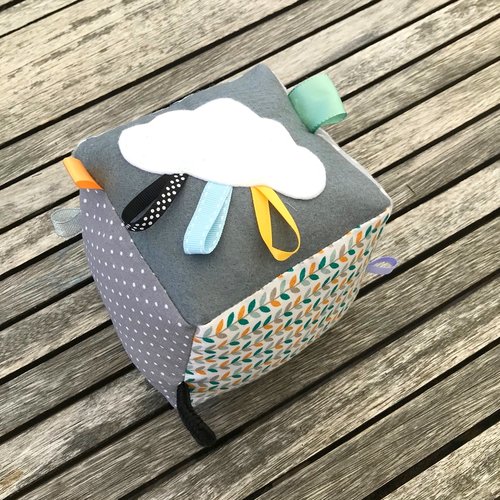 Cube de prehension jouet bebe de manipulation,cube en tissu a etiquettes, textures et matieres differentes
