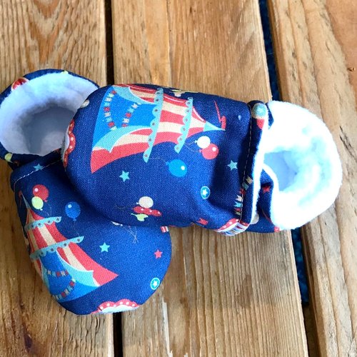 Chaussons souples bebe en coton et semelle antidérapante en suédine, motifs  chapiteau cirque, doublés en polaire, chaussons de portage