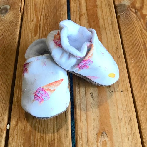 Chaussons souples bebe en coton et semelle antidérapante en suédine, motifs  glaces licorne doublés en polaire, chaussons de portage