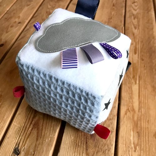 Cube de prehension jouet bebe de manipulation,cube en tissu a etiquettes, textures et matieres differentes