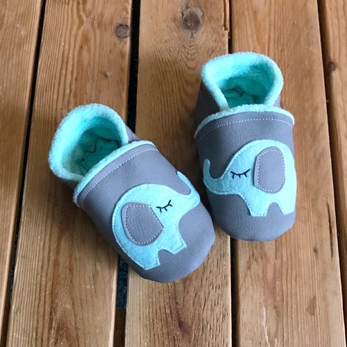 Chaussons souples gris chaussons bebe theme elephant, semelle anti derapante, chaussons de portage,