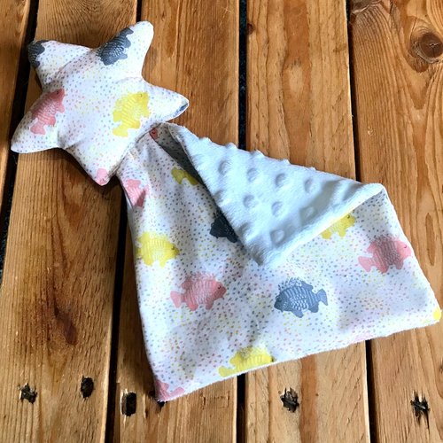 Doudou plat bébé, doudou  en minkee et coton  etoile, cadeau bébé naissance