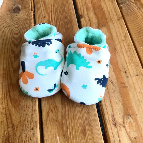 Chaussons souples dinosaures, coton et suédine pour la semelle , chaussons bébé, chaussons de portage