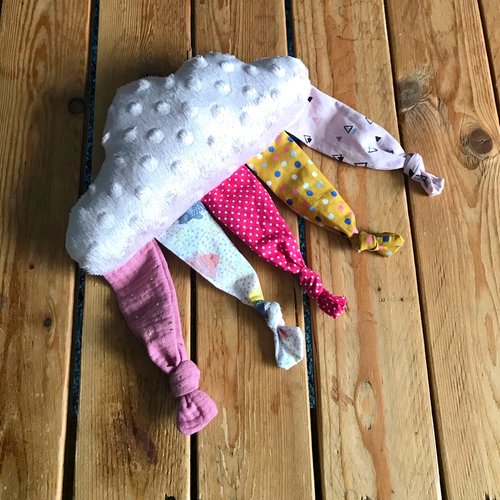Doudou nuage, doudou etiquettes, coussins nouettes bébé, jouet sensoriel, coussin bebe sensoriel