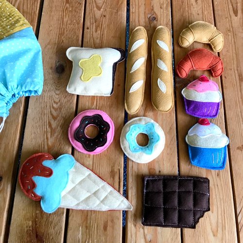 Jouets feutrine, sachet de friandises , dinette feutrine, marchande , gateaux dinette, jouet marchande