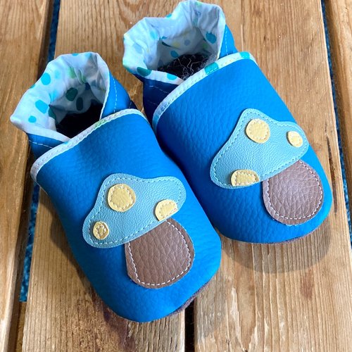 Chaussons souples bleu bébé, simili cuir et polaire , theme champignons, doublés polaire ou coton au choix, chaussons de portage