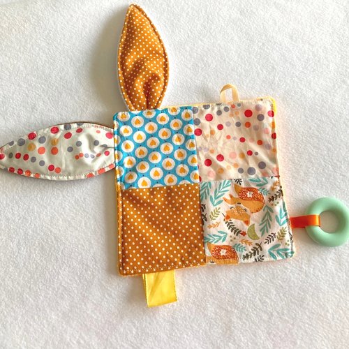 Doudou plat lapin sensoriel, lapin grandes oreilles, oreilles toucher sensoriel, anneau de dentition, doudou plat étiquette