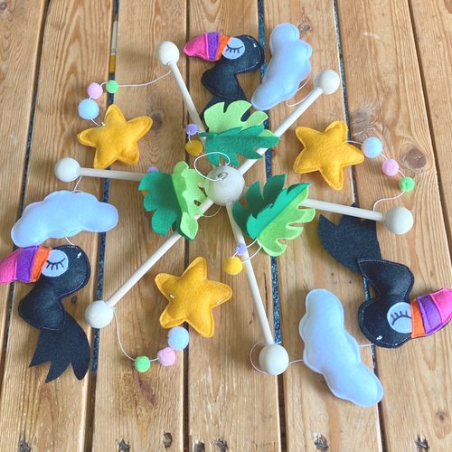 Mobile bébé, mobile toucan, suspension de berceau, déco chambre bébé,  suspension deco,