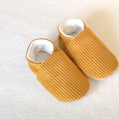 Chaussons bébé velours jaune moutarde