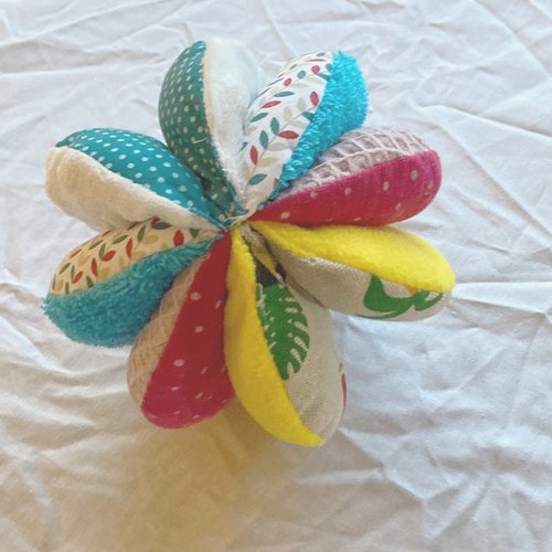 Balle de préhension, en quartier montessori