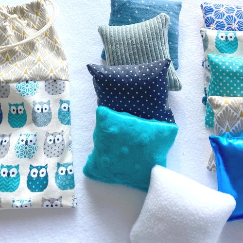 Coussins sensoriels, graines et papier froissé