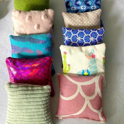 Coussins sensoriels, graines et papier froissé