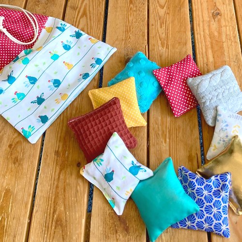 Coussins sensoriels, graines et papier froissé