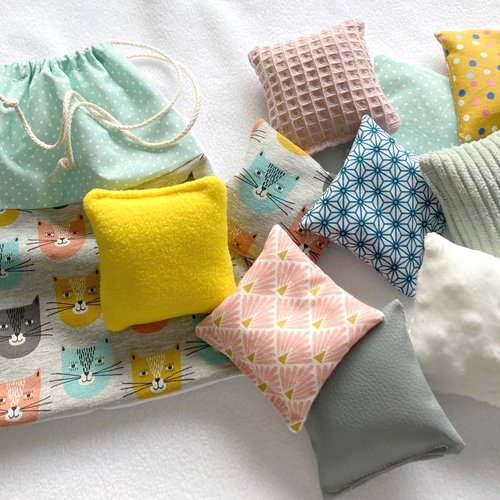 Coussins sensoriels, graines et papier froissé