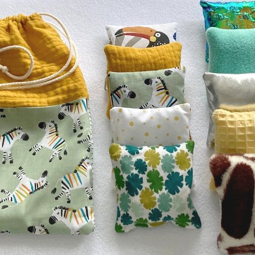 Coussins sensoriels, graines et papier froissé
