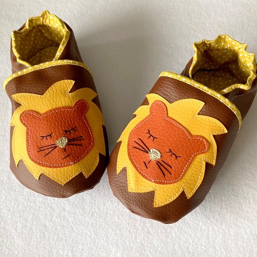 Chaussons souples bébé lion