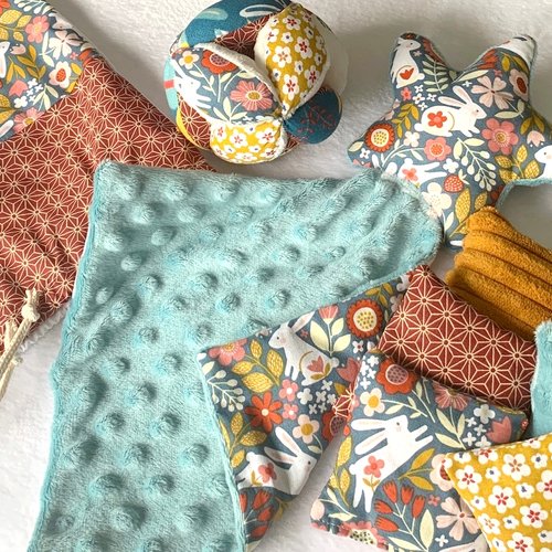 Jouets sensoriels montessori, lot balle de prehension et coussins sensoriels, doudou assorti