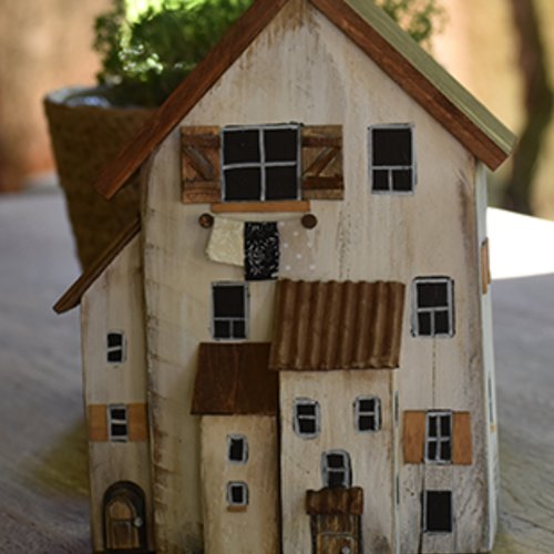 Maison rustique miniature en bois