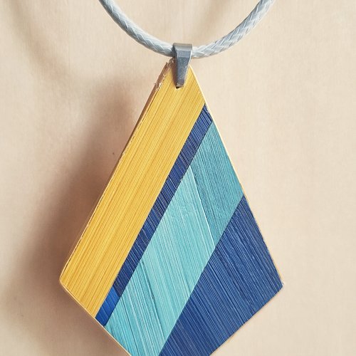 Collier avec pendentif en marqueterie de paille