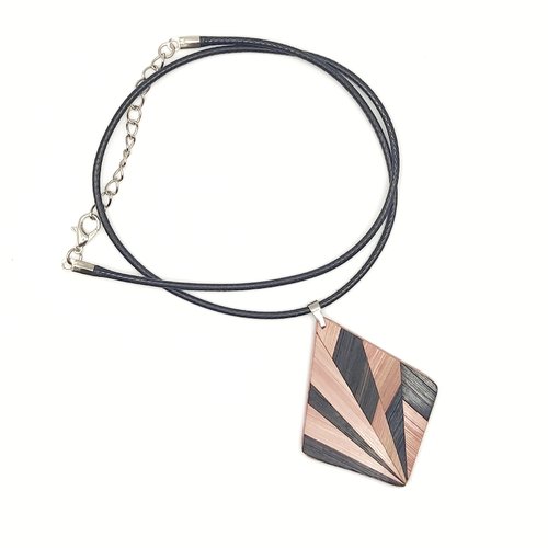 Collier avec pendentif en marqueterie de paille