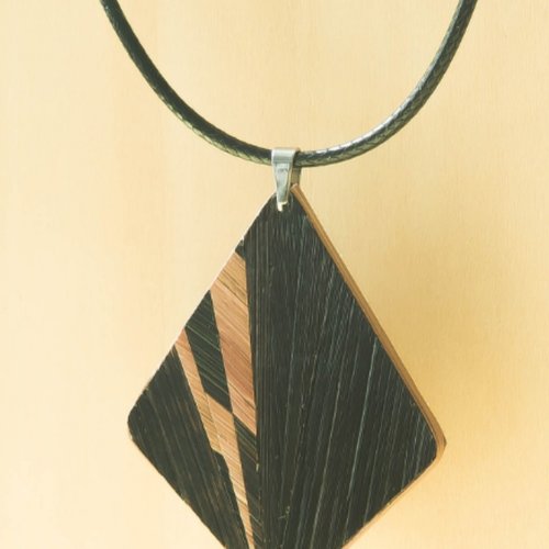 Collier avec pendentif en marqueterie de paille