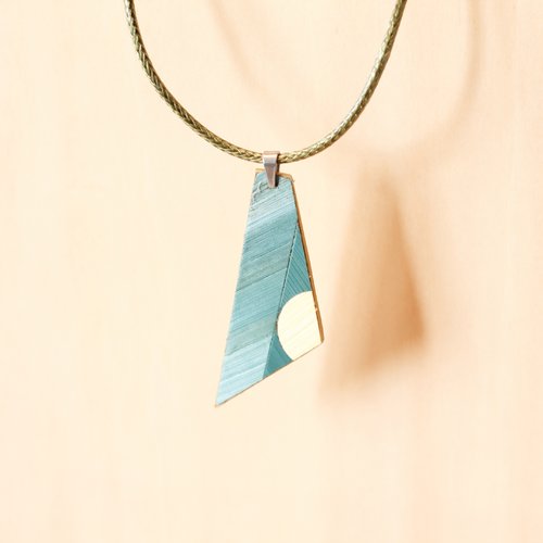 Collier avec pendentif en marqueterie de paille