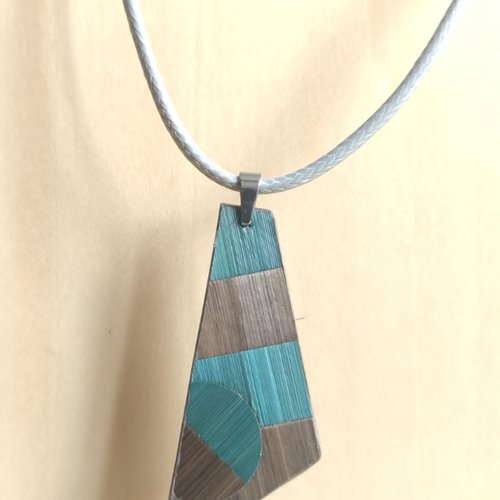Collier avec pendentif en marqueterie de paille