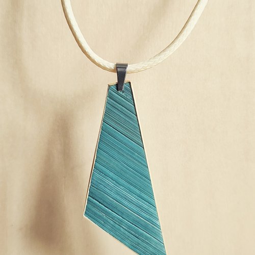 Collier avec pendentif en marqueterie de paille