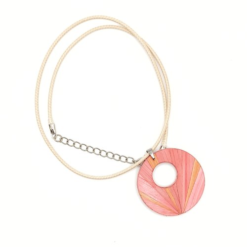 Collier pour femme en marqueterie de paille sur base de bois fait à la main en france. apportez une touche d'originalité à votre tenue.