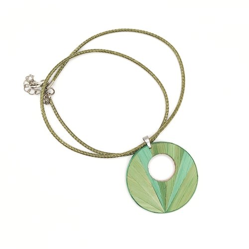 Collier pour femme en marqueterie de paille sur base de bois fait à la main en france. apportez une touche d'originalité à votre tenue.