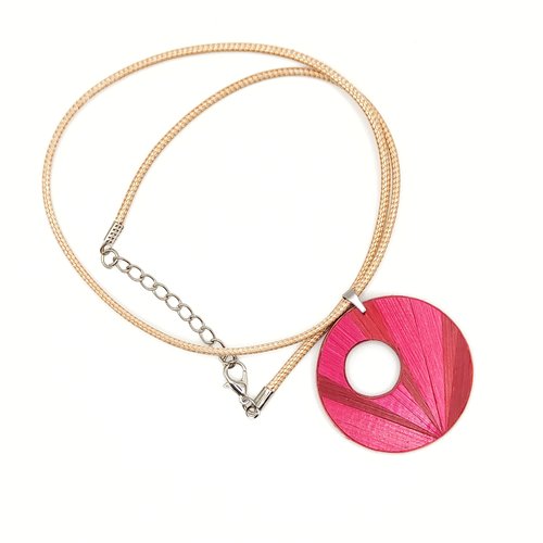 Collier pour femme en marqueterie de paille sur base de bois fait à la main en france. apportez une touche d'originalité à votre tenue.