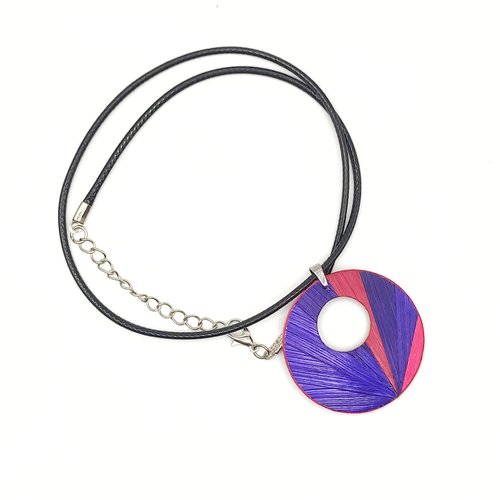 Collier pour femme en marqueterie de paille sur base de bois fait à la main en france. apportez une touche d'originalité à votre tenue.