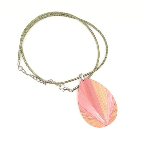 Collier avec pendentif en marqueterie de paille