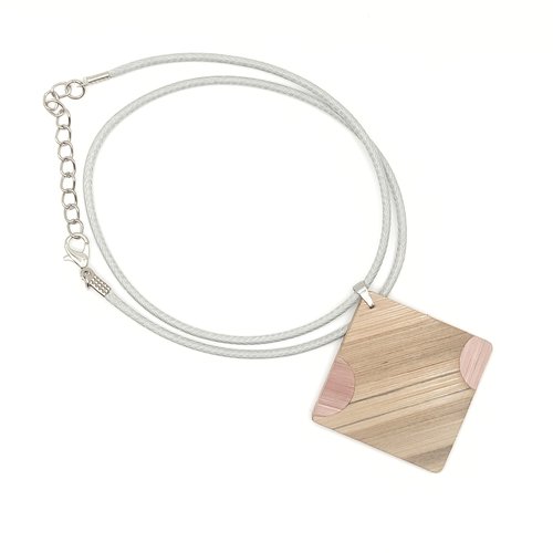 Collier avec pendentif en marqueterie de paille