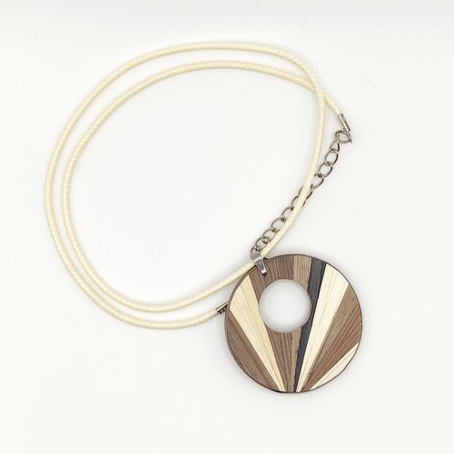 Collier pour femme en marqueterie de paille sur base de bois fait à la main en france. apportez une touche d'originalité à votre tenue.