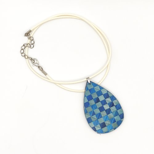 Collier avec pendentif en marqueterie de paille