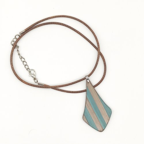 Collier avec pendentif en marqueterie de paille