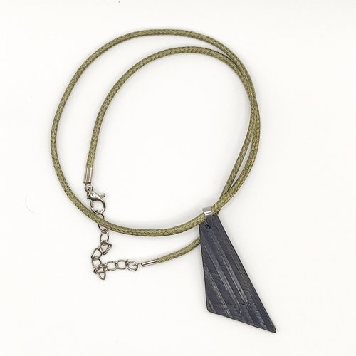 Collier avec pendentif en marqueterie de paille