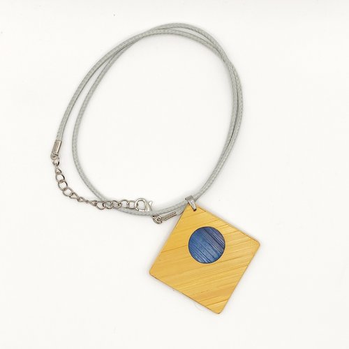 Collier avec pendentif en marqueterie de paille