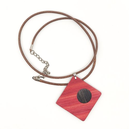 Collier avec pendentif en marqueterie de paille